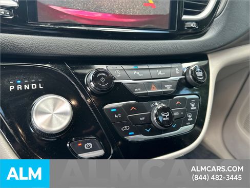 Used 2023 Chrysler Pacifica Touring-L FWD image 35
