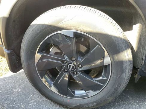 Used 2025 Nissan Rogue SV image 8