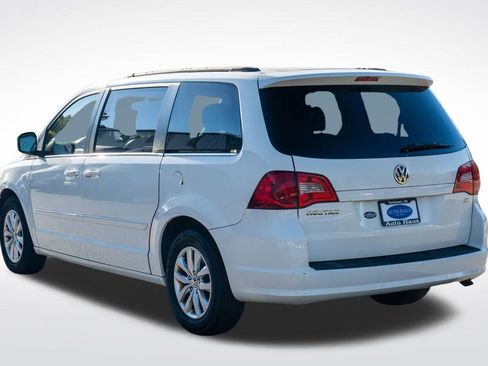 Used 2012 Volkswagen Routan SE image 4