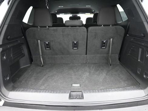 Used 2025 GMC Acadia Elevation image 11