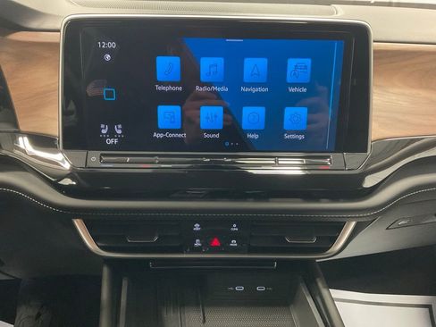 Used 2025 Volkswagen Atlas SE image 21