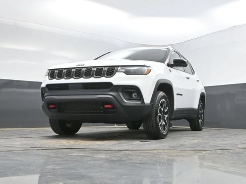 Used 2025 Jeep Compass Trailhawk AWD/4WD image 35
