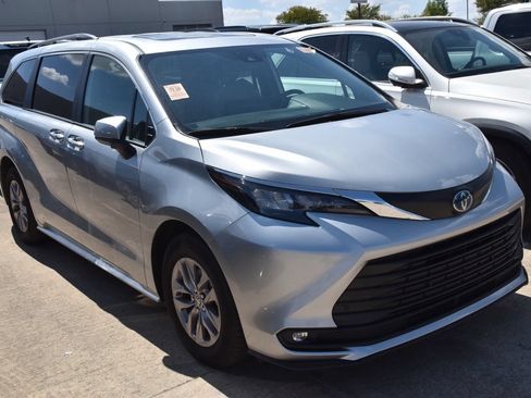 Used 2025 Toyota Sienna XLE FWD image 4