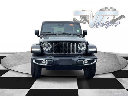 Used 2025 Jeep Wrangler Sahara image 2