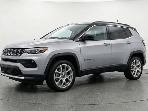 Used 2025 Jeep Compass Limited image 3