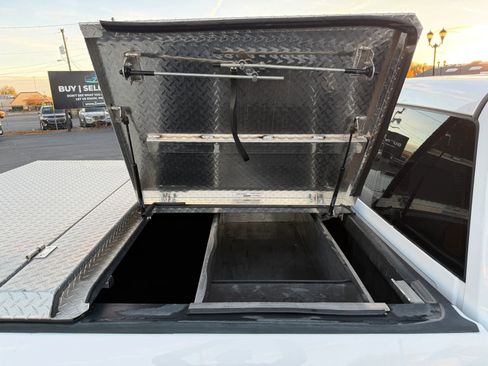 Used 2017 RAM 1500 Classic SLT AWD/4WD image 11