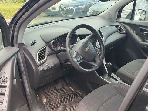 Used 2021 Chevrolet Trax LS w/ Tint and Cruise Package AWD/4WD image 5