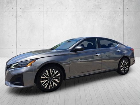 Used 2024 Nissan Altima 2.5 SV FWD image 9