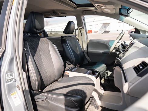 Used 2014 Toyota Sienna SE FWD image 15