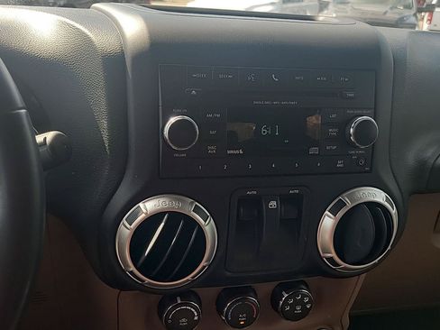 Used 2018 Jeep Wrangler Sahara w/ Connectivity Group AWD/4WD image 6