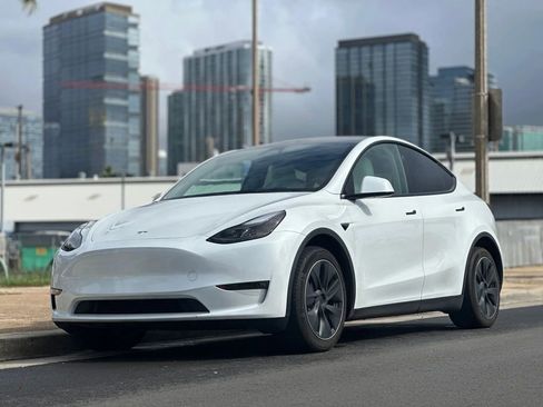 Used 2023 Tesla Model Y Long Range image 1