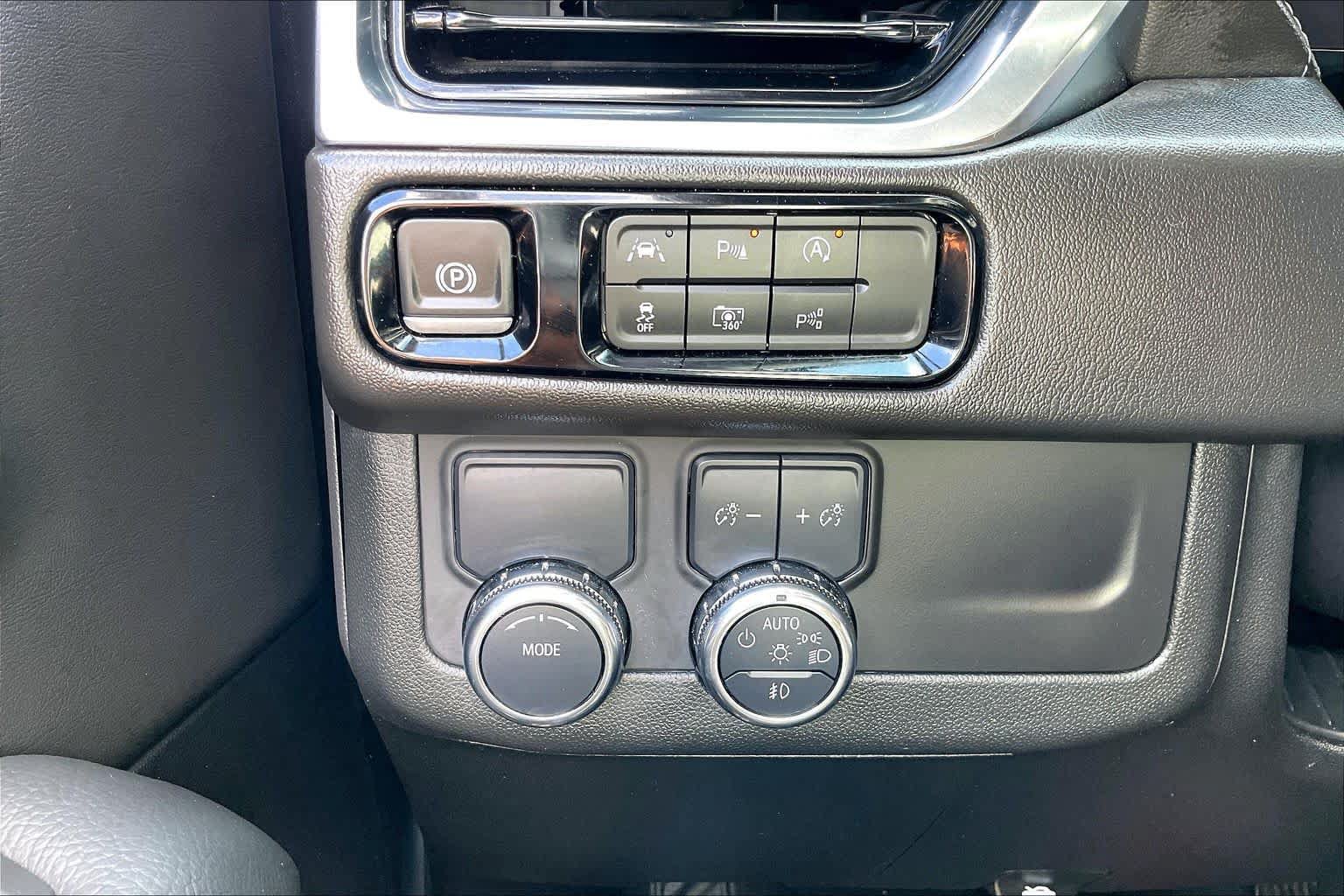 Used 2025 GMC Yukon Denali RWD image 14