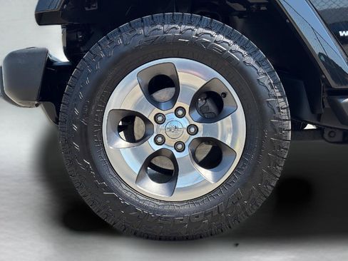 Used 2018 Jeep Wrangler Unlimited Sahara w/ Connectivity Group AWD/4WD image 9