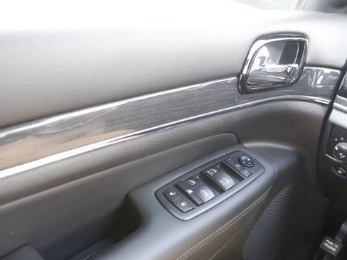 Used 2020 Jeep Grand Cherokee Overland image 25