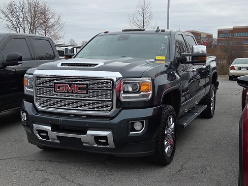 Used 2018 GMC Sierra 2500 Denali w/ Duramax Plus Package image 2