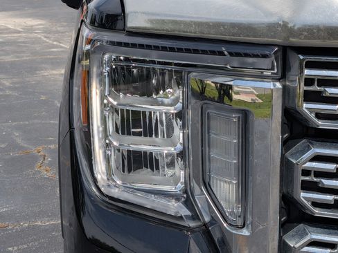 Used 2021 GMC Sierra 2500 Denali w/ Denali Black Diamond Edition AWD/4WD image 10