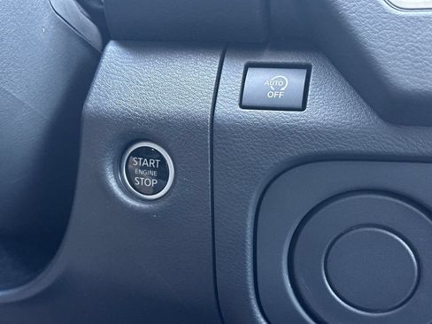 Used 2025 Nissan Frontier SV w/ SV Convenience Package RWD image 17