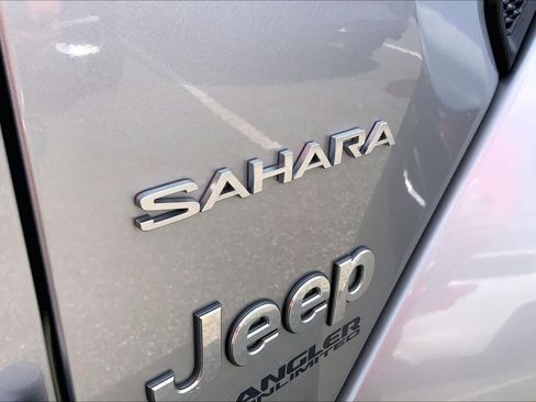 Used 2018 Jeep Wrangler Unlimited Sahara w/ Dual Top Group AWD/4WD image 31