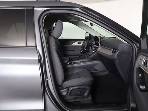 Used 2025 Ford Explorer Active image 30