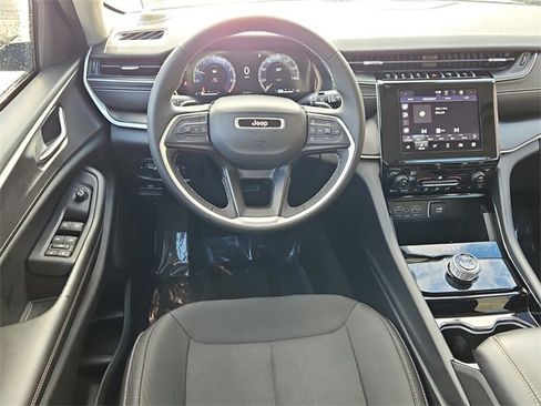 Used 2023 Jeep Grand Cherokee Laredo image 11