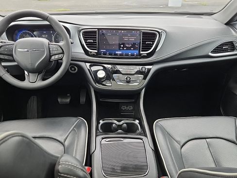 Used 2025 Chrysler Pacifica Limited FWD image 9