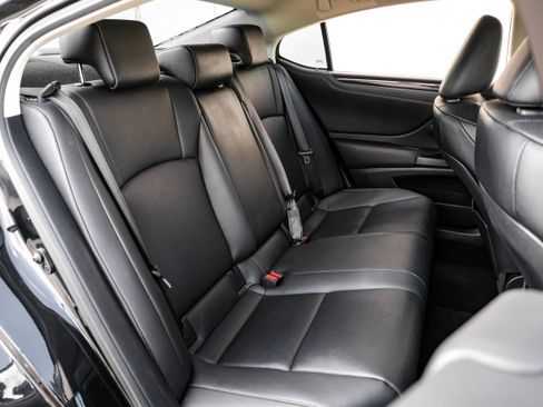 Used 2020 Lexus ES 300h w/ Premium Package FWD image 36