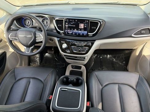 Used 2024 Chrysler Pacifica Touring-L image 14