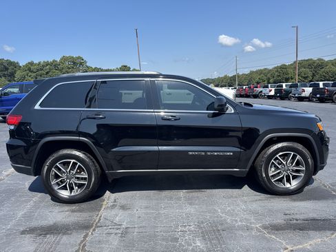 Used 2020 Jeep Grand Cherokee Laredo w/ Laredo X Package RWD image 4