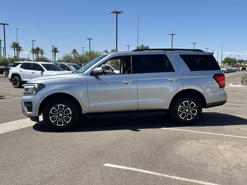 Used 2024 Ford Expedition XLT RWD image 2