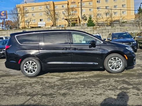 New 2026 Chrysler Pacifica Limited image 9
