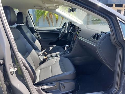 Used 2019 Volkswagen e-Golf SEL Premium image 22