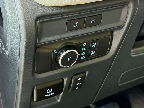 Used 2022 Ford Expedition Limited image 9