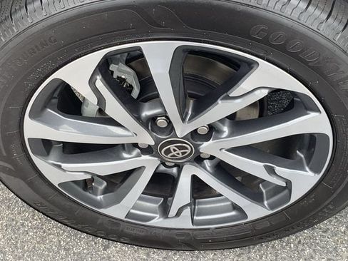 Certified 2022 Toyota Corolla Cross XLE AWD/4WD image 34