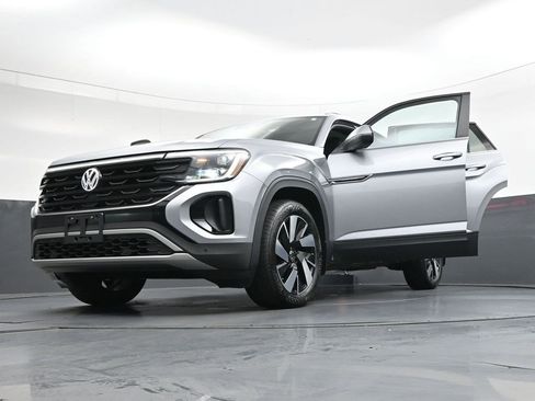 Used 2024 Volkswagen Atlas Cross Sport SE image 43