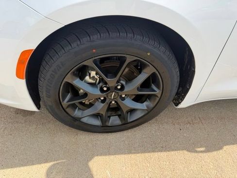 Used 2025 Chrysler Pacifica Limited FWD image 32