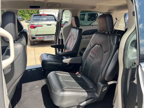 Used 2018 Chrysler Pacifica Touring-L FWD image 16