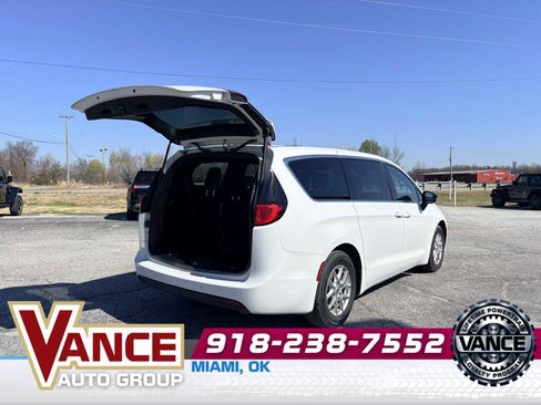 Used 2025 Chrysler Voyager LX image 15