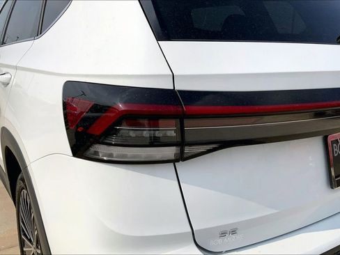Used 2025 Volkswagen Taos SE FWD image 29