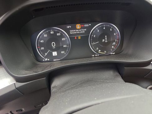 Used 2019 Volvo XC40 T5 Momentum image 9