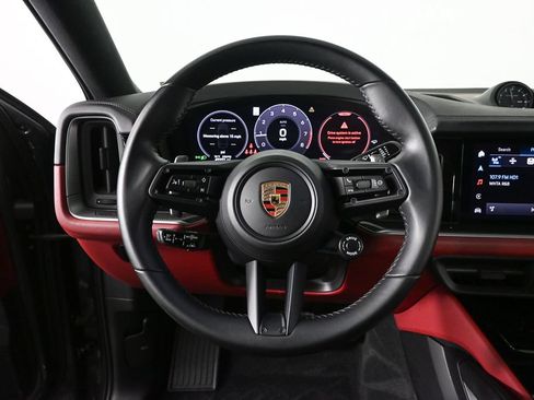 Used 2024 Porsche Cayenne S AWD/4WD image 2