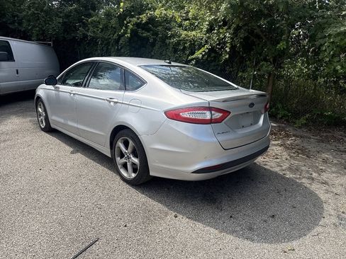 Used 2015 Ford Fusion SE w/ Equipment Group 201A FWD image 2