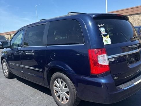 Used 2015 Chrysler Town & Country Touring FWD image 4