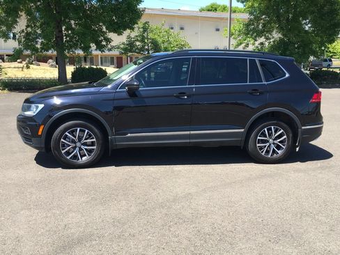 Used 2020 Volkswagen Tiguan SE w/ Panoramic Sunroof Package AWD/4WD image 3