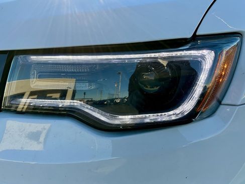 Used 2019 Jeep Grand Cherokee Limited w/ Luxury Group II image 10