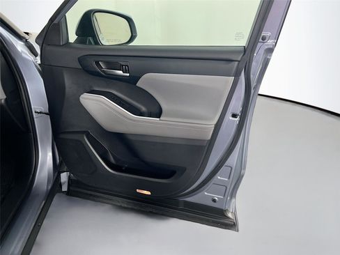 Used 2022 Toyota Highlander XLE image 28