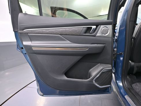 Used 2025 Buick Enclave Avenir AWD/4WD image 39