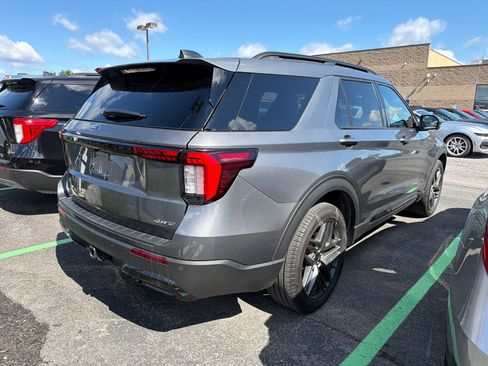 Used 2025 Ford Explorer ST-Line w/ Premium Package AWD/4WD image 7