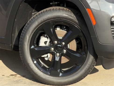 New 2025 Jeep Grand Cherokee Limited w/ Black Appearance Package image 8