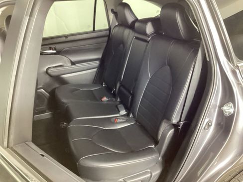 Used 2024 Toyota Highlander XLE AWD/4WD image 34