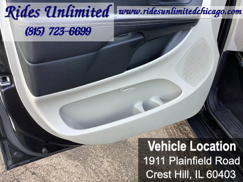 Used 2014 Chrysler Town & Country Touring FWD image 13